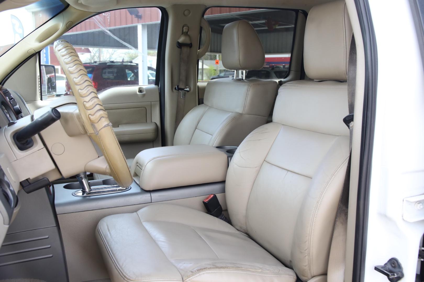 2008 WHITE FORD F-150 Lariat SuperCrew 2WD (1FTPW12V68F) with an 5.4L V8 SOHC 24V FFV engine, 4-SPEED AUTOMATIC transmission, located at 420 E. Kingsbury St., Seguin, TX, 78155, (830) 401-0495, 29.581060, -97.961647 - Photo#13